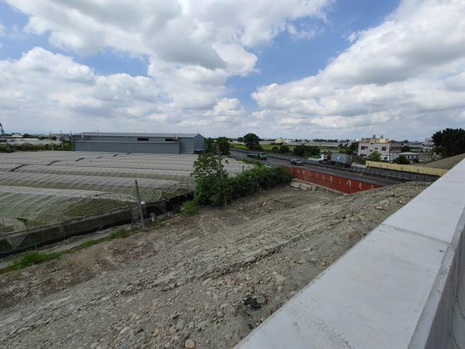 长达一年的交通黑暗期将过去，高公局与县府11日办理会勘，其中率先完工的大溪路跨越桥，可望月底通车。(吴建辉摄)