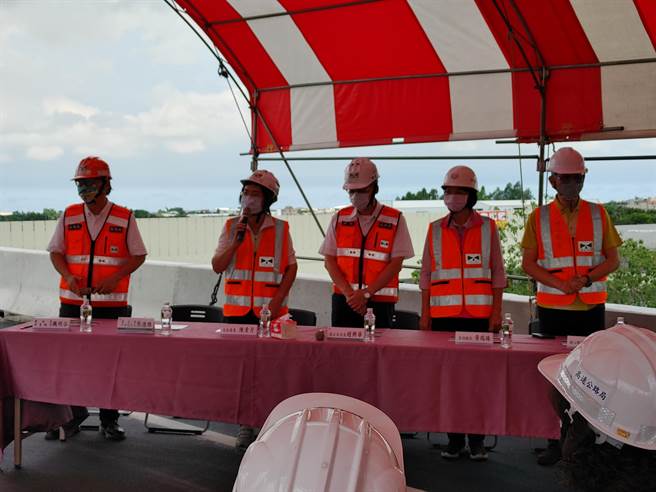 立法委员陈素月表示，感谢高工局全力动工，来优化国道彰化段的车流，解决每逢节日国道最筛路段的臭名，如今车道调整拓宽完工，跨越桥也将在9月陆续通车，完成彰化国道改善的最后一哩路。(吴建辉摄)