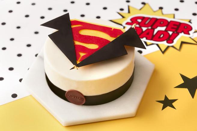 （台北寒舍艾美酒店搶父親節商機，推出「超人爸爸」蛋糕，上方表層以黑白巧克力與象徵超人的S標誌裝飾，最後點綴食用金箔。圖／寒舍艾美酒店）　　