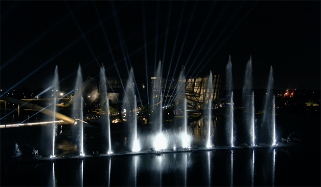 故宮南院以悼念台灣永遠的摯友為題，今（11日）、明（12日）兩天，水舞及雷雕水幕投影將在晚間9點至9點半加演紀念場，藉此追思安倍晉三。（故宮南院提供∕呂妍庭嘉義傳真）