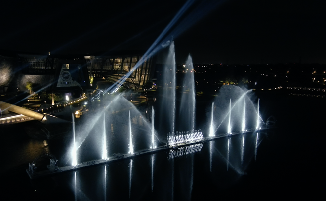 故宮南院以悼念台灣永遠的摯友為題，今（11日）、明（12日）兩天，水舞及雷雕水幕投影將在晚間9點至9點半加演紀念場，藉此追思安倍晉三。（故宮南院提供∕呂妍庭嘉義傳真）