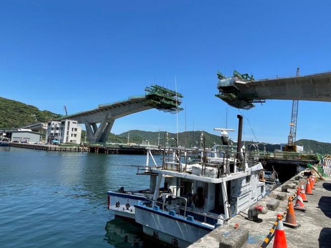 南方澳跨港大桥重建工程于5月27日下午浇置P7墩柱第14节块混凝土时，因西侧悬臂工作车千斤顶下支撑垫块变形滑脱，导致节块沉陷，决定拆除重做，原定9月18日通车将延后3个月，预计12月18日通车。（图/ 中央社）