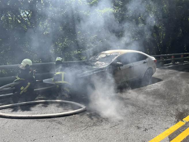 宜兰县苏花公路省道台9线121公里处，东澳至南澳间北上方向，今（11日）下午1时52分传出1辆白色自小客车自燃火烧车。（宜兰县消防局提供／吴佩蓉宜兰传真）