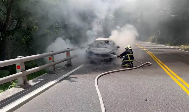 宜兰县苏花公路省道台9线121公里处，东澳至南澳间北上方向，今（11日）下午1时52分传出1辆白色自小客车自燃火烧车。（宜兰县消防局提供／吴佩蓉宜兰传真）