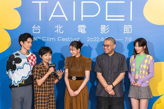 林柏宏（左起）、导演陈慧翎、贾静雯、导演李俊宏、曾莞婷。（Netflix提供）