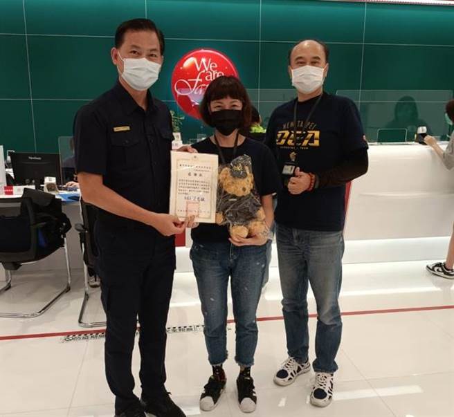 台中市太平警分局分局長葉志誠親自前往中國信託商業銀行太平分行頒贈市府獎狀、紀念品及分局自製限量版「警察泰迪熊」及感謝狀給協助攔阻被害人匯款的行員。（台中市太平警分局提供／馮惠宜台中傳真）