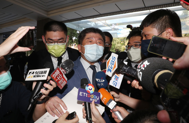 卫福部长陈时中将代表民进党参选台北市长，遭外界质疑落跑。陈时中（中）11日出席民进党台北市党部第19届主任委员张茂楠就职典礼时，媒体记者们围着陈时中追问相关问题。（刘宗龙摄）