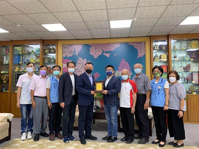 金门县国乐协会理事长石兆珉，李再杭、杨瑞松、张栢越等多位热心推动地区国乐发展的退休校长，以及民政处长蔡西湖、教育处长黄雅芬及文化局长许绩鑫也出席，肯定及感谢黄光佑老师对地区国乐发展的贡献。（县府提供）