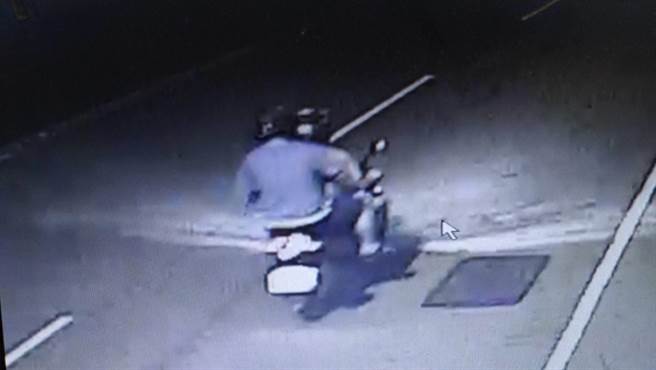 尤姓兄弟涉嫌抢夺后，共乘一部机车逃逸。（警方提供）