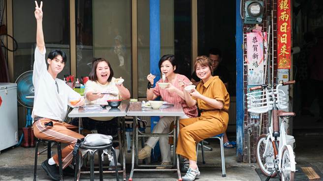 李玉玺（左）将协助杨贵媚、锺欣凌、严艺文筹办蚵仔寮市集。（桂田文化艺术基金会提供）