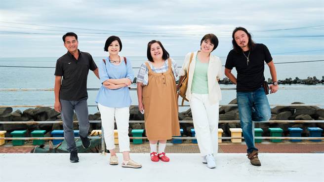 杨贵媚（左二）、锺欣凌（中）、严艺文（右二）主持的《老少女奇遇记》首集首站出发到高雄蚵仔寮，当地人的热情与质朴。（桂田文化艺术基金会提供）