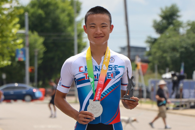 2022伯明罕世界运动会中华队郭立阳获得滑轮溜冰男子公路100公尺争先赛银牌。（体育署提供）