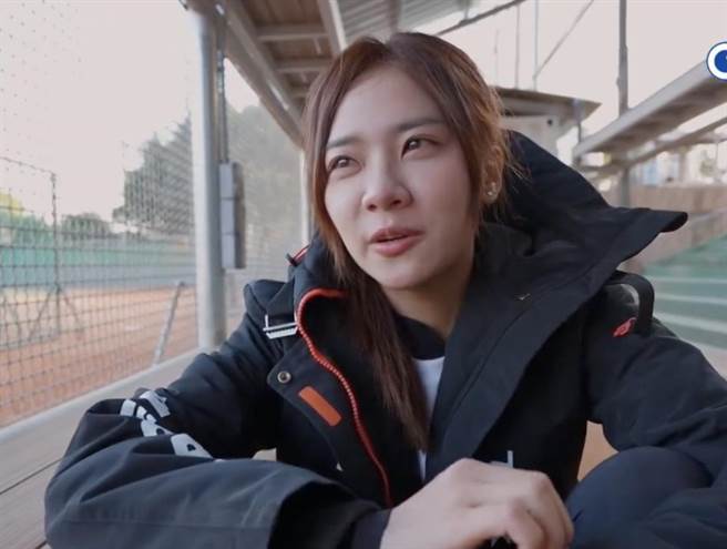 「体坛周子瑜」姜巧文在《超级王牌棒球队》首集就落泪。（巨宸制作提供）