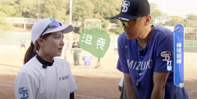 教练方昶咏（右）暖心安慰，却意外逼哭姜巧文。（巨宸制作提供）