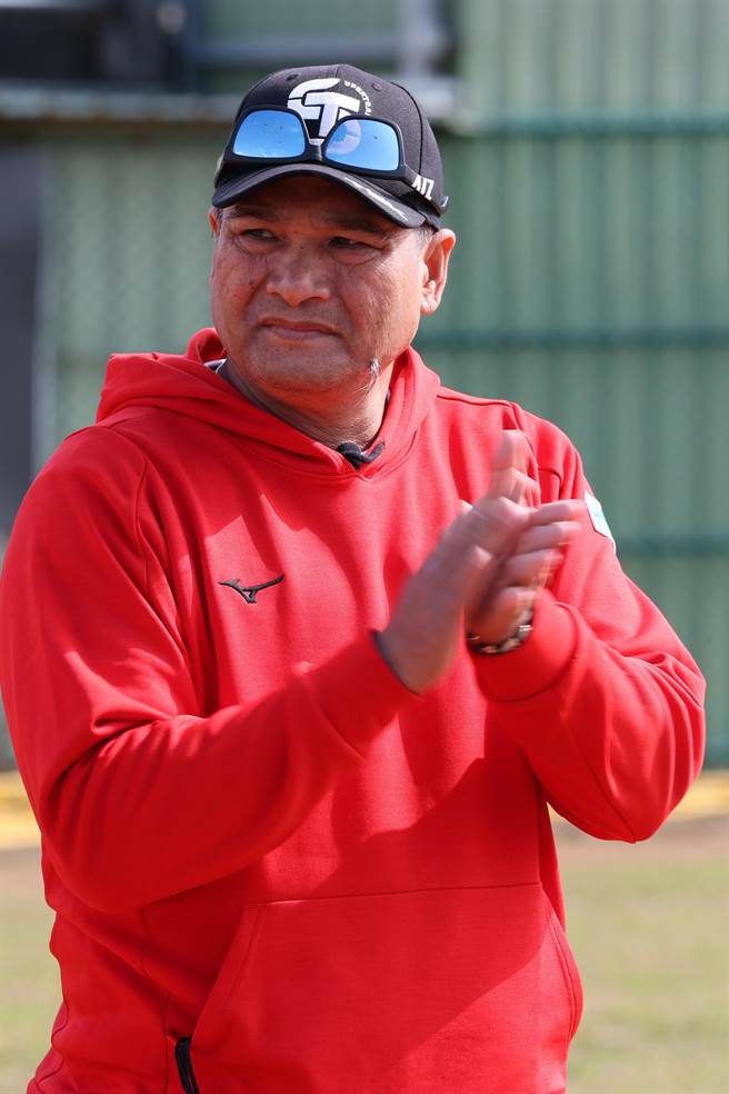 黄忠义担任总教练的实境综艺《超级王牌棒球队》收视瞬间破1，开出红盘。（巨宸制作提供）