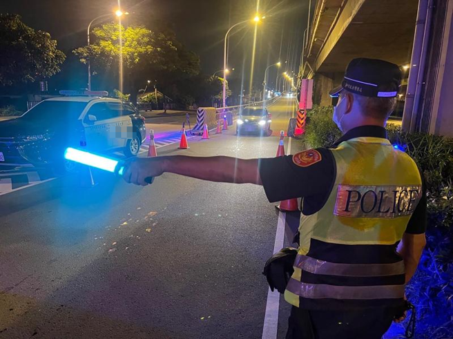 台中市警方日前與彰化縣警局合作，於台74線快速道路沿線匝道，實施封閉式道路臨檢，共計取締39件酒駕，其中移送法辦28件。（圖/ 中央社）