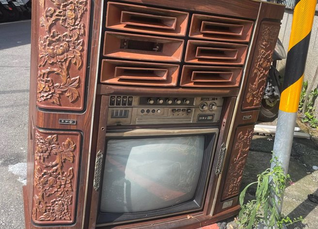 一名男网友看到一台阿公级电视被丢弃在路边，直呼好可惜。（图／翻摄自脸书社团爆废公社）