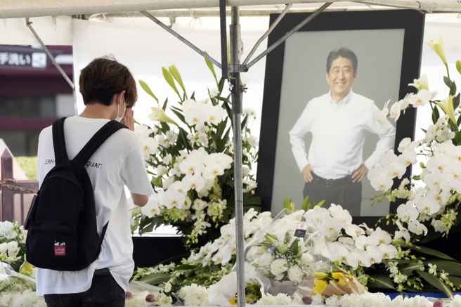 競選期間，安倍為幫佐藤輔選，不幸在奈良街頭遭槍殺身亡，震驚日本社會。(圖／美聯社)