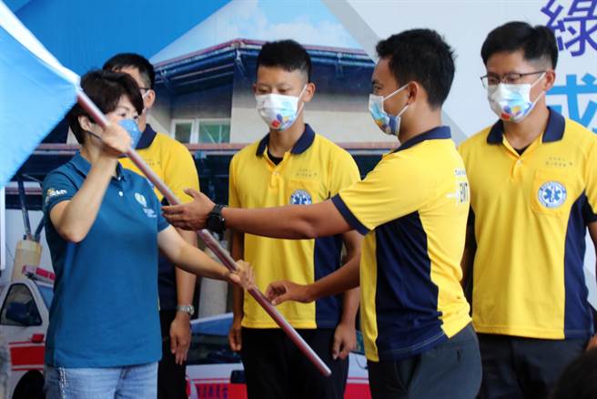 綠島消防分隊升級為高級救護隊，11日由台東縣長饒慶鈴授旗後正式成軍。（台東縣政府提供／莊哲權台東傳真）