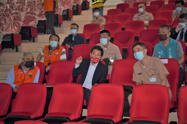 基隆推動市港再生標竿計畫，將東岸軍用碼頭遷往西岸，立委蔡適應今日前往視察。（陳彩玲攝）