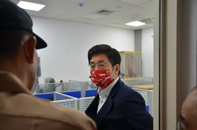 基隆推動市港再生標竿計畫，將東岸軍用碼頭遷往西岸，立委蔡適應今日前往視察。（陳彩玲攝）