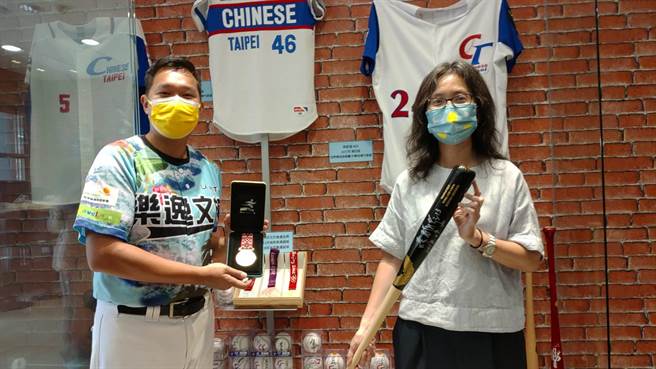 高市观光局副局长刘秀英今特地颁发感谢状，谢谢业者配合市府防疫工作。（柯宗纬翻摄）