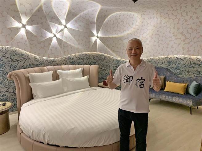 高雄市观光产业推动联盟总会长、御宿集团总裁刘坤福指出，近来随着疫情趋缓，推出史上最优惠的「最低0元」入住方案，7月15日至12月15日，限平日（周日至周四）入住，近来询问度热络，盼继续带动客人回流。（柯宗纬摄）