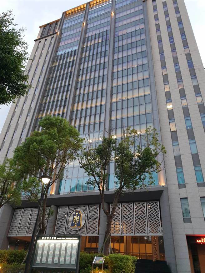 国安基金今天召开第112次委员会议，如外界预期，在就近期国内外疫情进展、政经情势及金融资本市场动态充分讨论，经全体委员共识决议暂不进场护盘。(王莫昀摄)