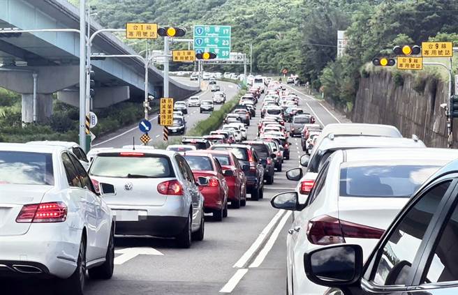 種樹百里工程碰上暑假出遊旺季，長長車陣惹民怨。（林和生攝）