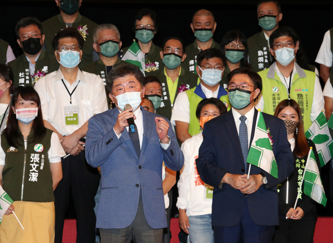 民進黨台北市黨部第19屆主任委員張茂楠就職典禮11日在台北市公務人力發展中心卓越堂舉行，獲得民進黨選對會建議徵召出戰台北市長的衛福部長陳時中（前左）出席典禮，並上台致詞。