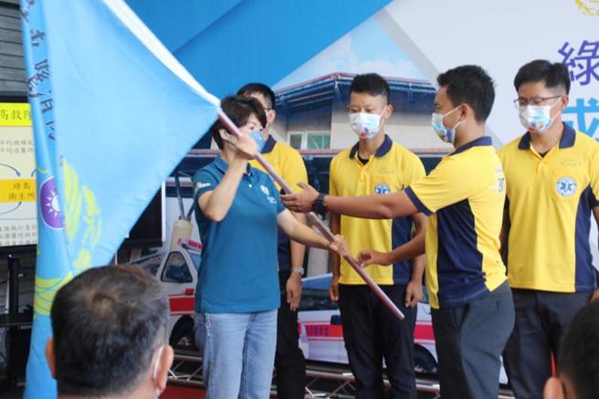 為提供離島居民及遊客更安全環境，台東縣政府爭取並投入離島基金，將消防局綠島分隊擴編且升級為高級救護隊，並建置5G救護行動資訊網絡，11日由縣長饒慶鈴（前左）主持成軍授旗儀式。（圖/ 中央社）