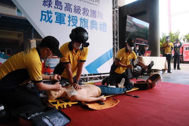  台東縣政府爭取並投入離島基金新台幣1300萬元，將消防局綠島分隊擴編且升級為高級救護隊，11日舉行成軍授旗典禮。高救隊現場演練插管、給藥、手動電擊等高級心臟救命術相關處置。（圖/ 中央社）