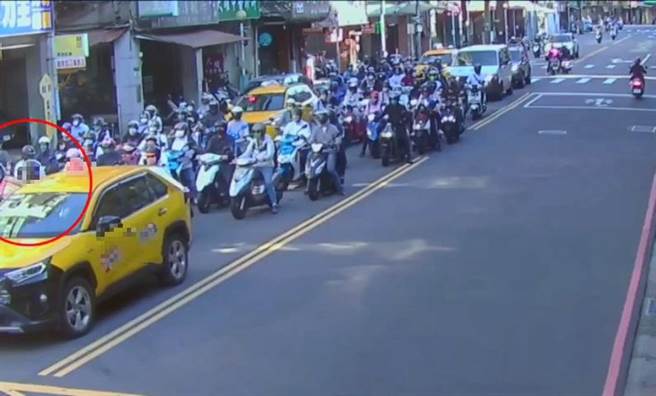 日前三重有名女子在坐計程車時，在車內與司機起口角，一氣之下不顧司機的勸阻，直接在大馬路上開車門下車，結果擊落在車旁等紅綠燈的機車騎士。(三重警分局提供)