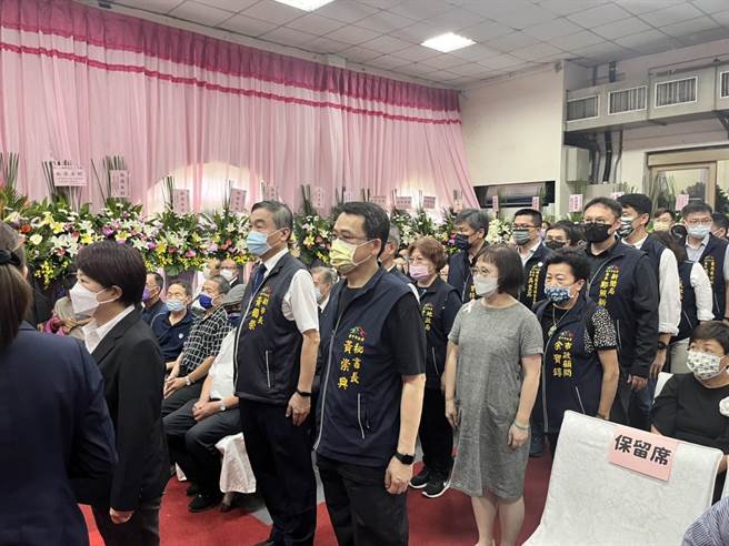 台中市卫生局长曾梓展确诊前曾和市长卢秀燕及市府团队参加一场公祭活动。（市议员罗廷玮提供／冯惠宜台中传真）