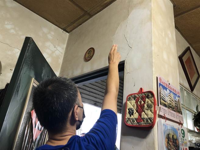 住户指着自家墙壁的裂缝表示这些都是新的裂痕，施工之前都没出现。（张芷瑜摄）