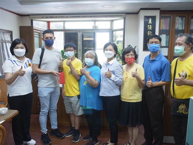 雲林縣北港農工學生蔡天任（左三）家貧無力升學，慈善社團贊助生活費至大學。（張朝欣攝）