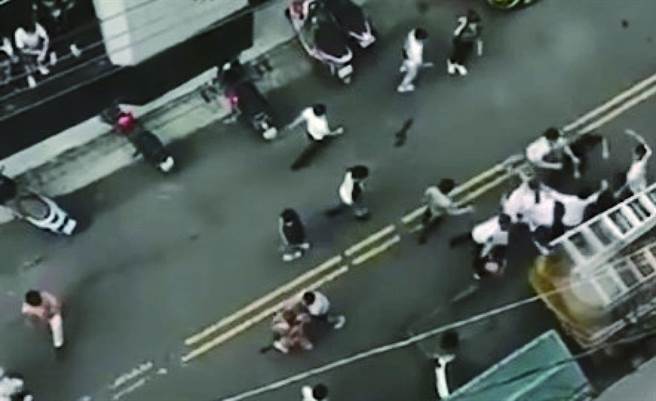 南投市外籍移工聚眾斗殴，混战中2人受伤。（民眾提供／廖志晃南投传真）