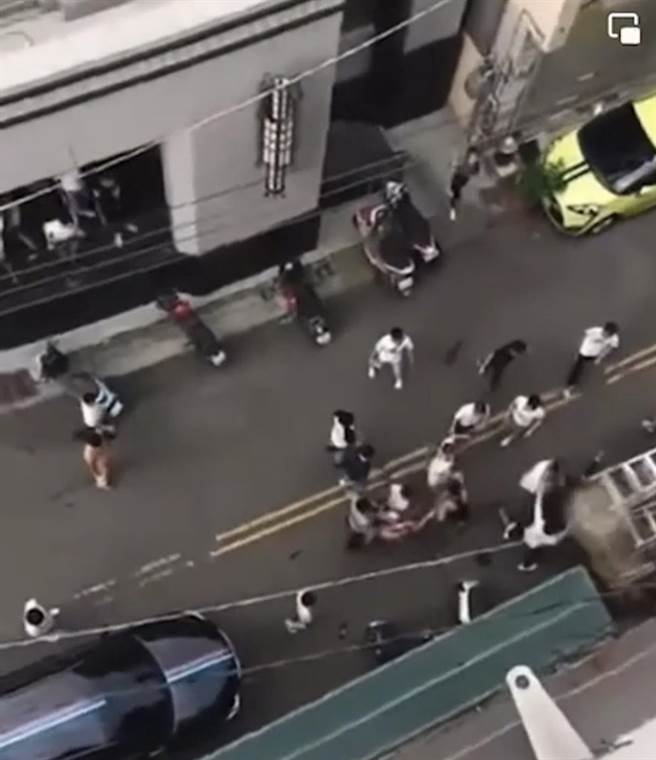 南投市外籍移工聚眾斗殴，混战中2人受伤。（民眾提供／廖志晃南投传真）