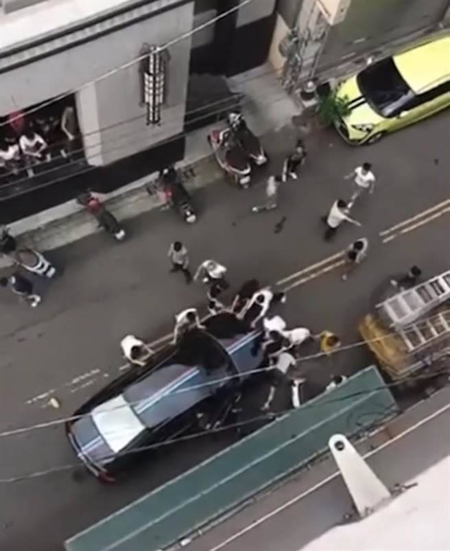 南投市外籍移工聚眾斗殴，混战中2人受伤。（民眾提供／廖志晃南投传真）