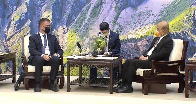 捷克经济文化办事处代表朗乐（Patrick Rumlar）4年任期届满将返国，行政院长苏贞昌今（11日）下午接见朗乐及副代表唐笛（Dita Táborská）。（摘自直播）