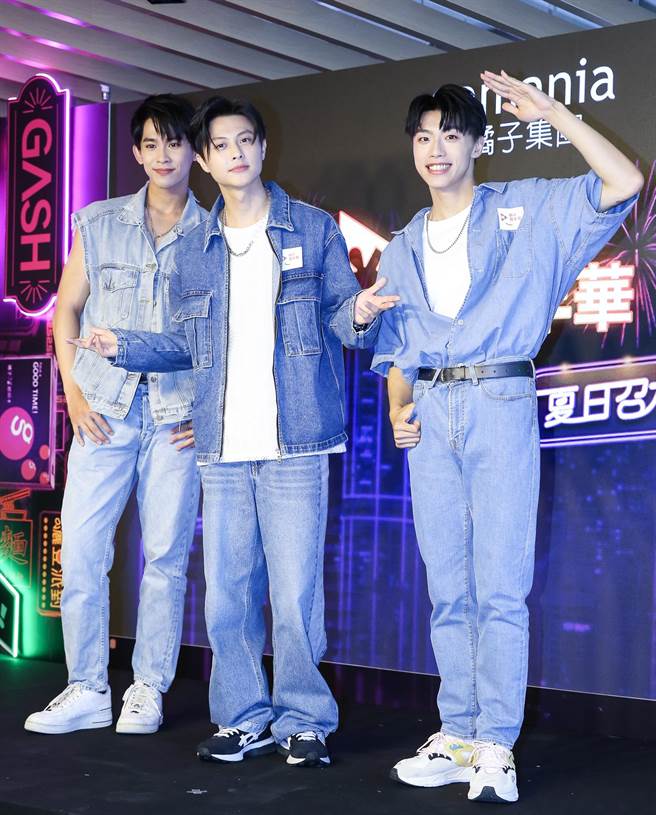 王子邱勝翊（中）笑說想與陳治廷（左）、黃文廷組團。（陳俊吉攝）