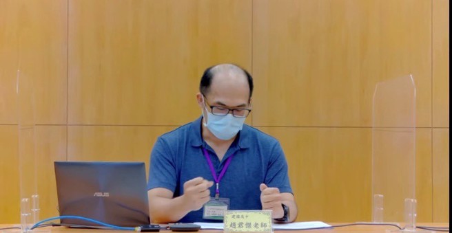 建国中学老师赵君杰，代表其他两位老师分析试题特色。(图/大考中心线上记者会截图)