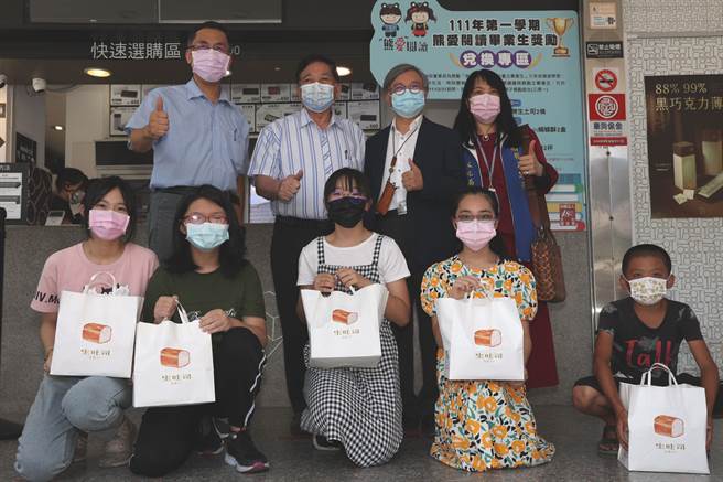 完成「熊爱阅读」护照的小学毕业生，独享好礼3选1奖励。（南投县政府提供／廖志晃南投传真）