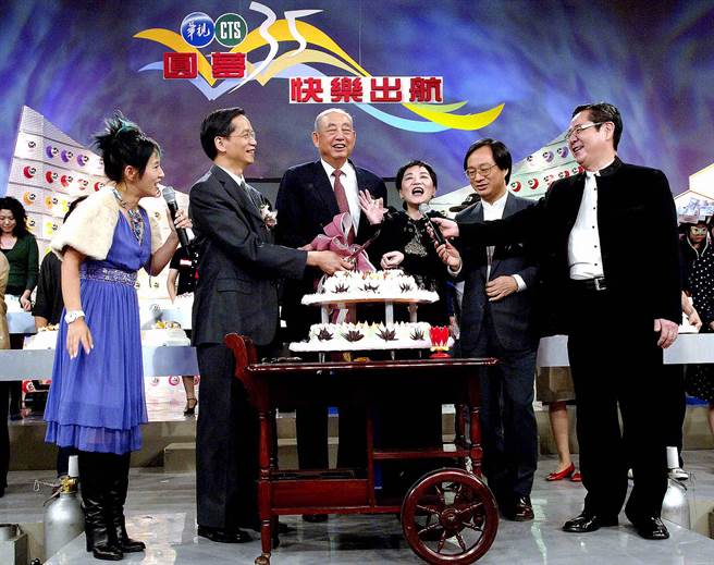 武士嵩（左三）昨日辞世，李明依（左起）、陈春山、张小燕、  小野 、巴戈。（华视提供）