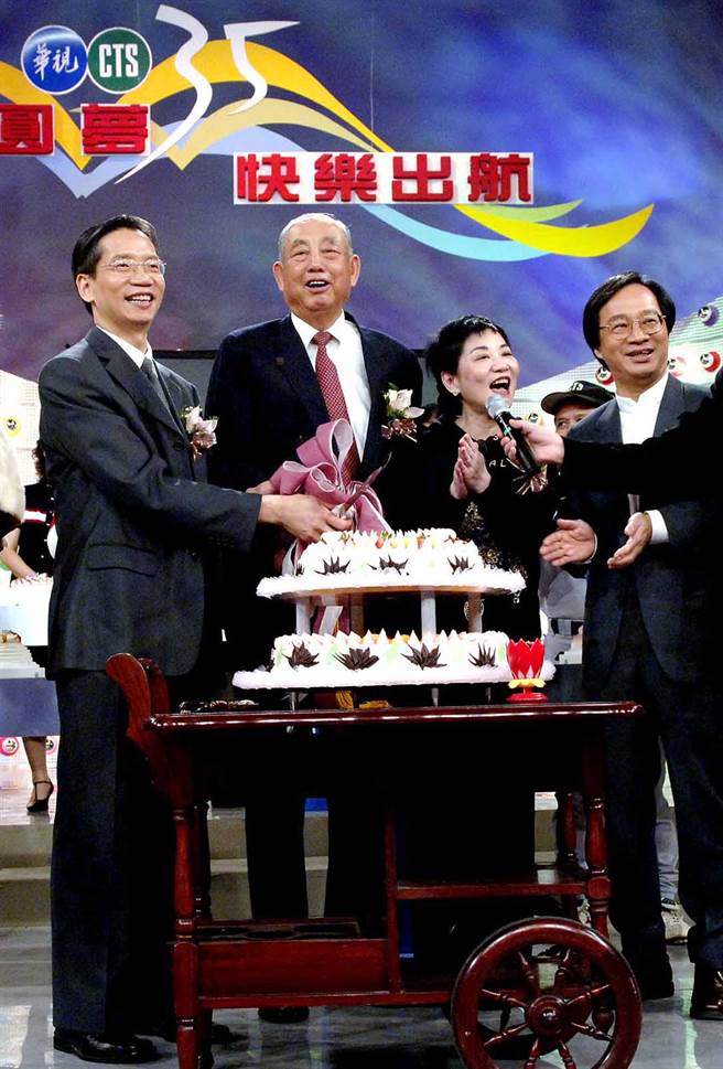 武士嵩（左二）在华视服务近10个年头。（华视提供）