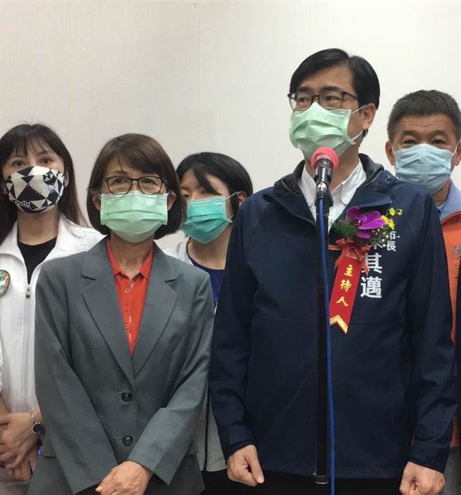高雄市議長曾麗燕與市長陳其邁一同出席警察局長交接典禮，對於柯志恩確診，曾麗燕直呼「我嚇一跳」。（崔正綱攝）