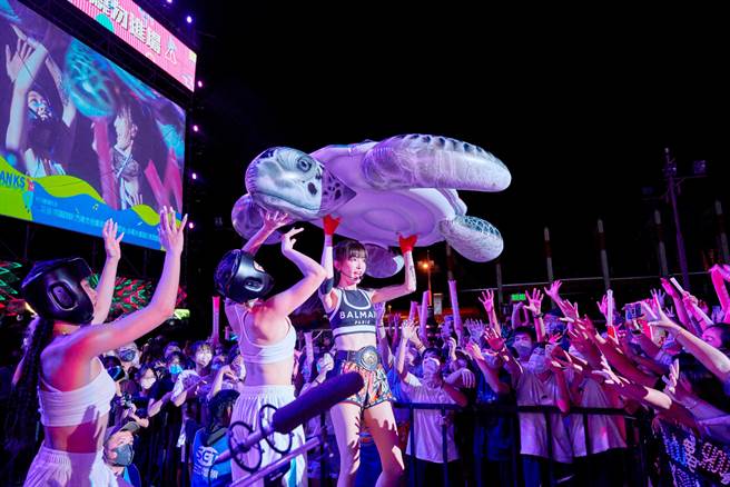 「道具控」謝金燕為歌曲準備多樣道具。（三立提供）