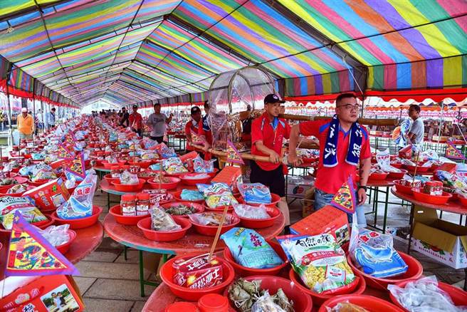 台南市北门区「南鲲鯓代天府」，往年中元普渡供桌绵延数百公尺，景象壮观；不过疫情因素，去年和今年都缩小规模并不对外开放。（南鲲鯓代天府提供／张毓翎台南传真）