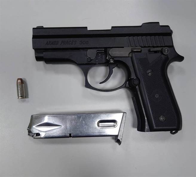 湖内警方在许姓男子的车上起出改造手枪1把、子弹1颗。（翻摄照片／林瑞益高雄传真）