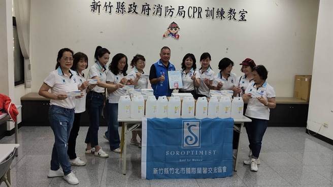 竹北市國際蘭馨交流協會捐防疫物資給消防弟兄，消防局長孫福佑（中）代表受贈。（竹北市國際蘭馨交流協會提供／羅浚濱新竹傳真）